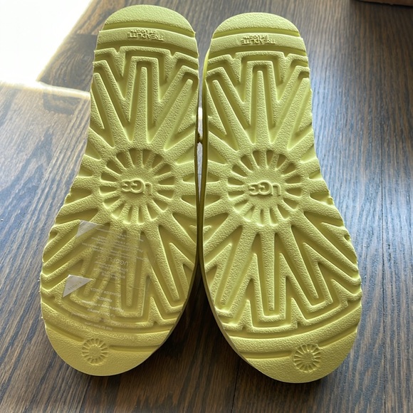 NEW!! Women’s Ugg Classic Ultra Mini Pale Yellow Suede Boots Size 5M - Picture 4 of 4